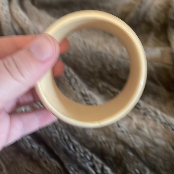 Very seldom worn Holt Renfrew acrylic? bone-colored bangle veined with grey. - Picture 3 of 4